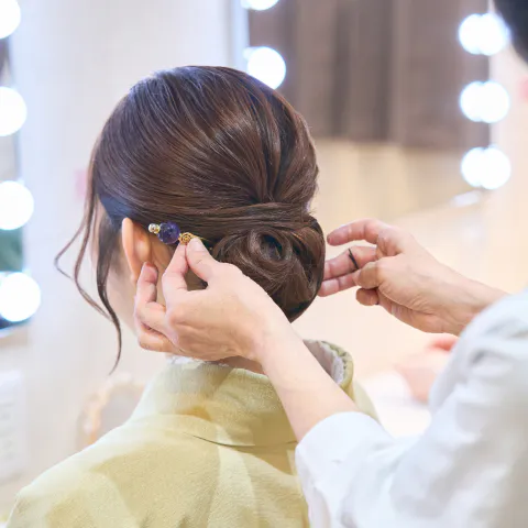 Experience salon techniques at a kimono rental store